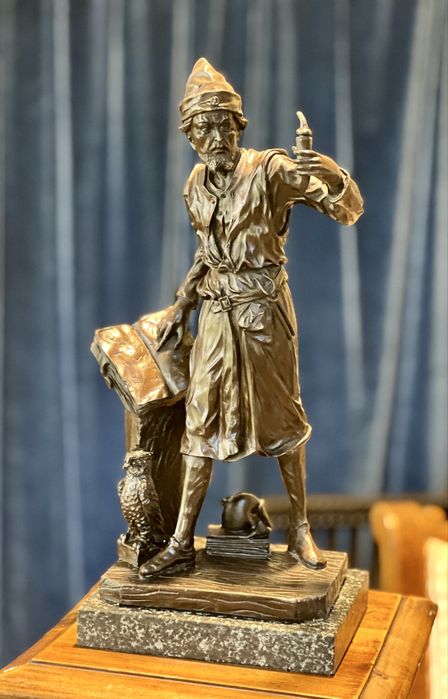 Statuetă din bronz pe soclu de marmură – „Căutătorul de cunoaștere”