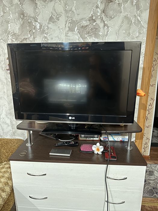Телевизор LG диагональ 80 см