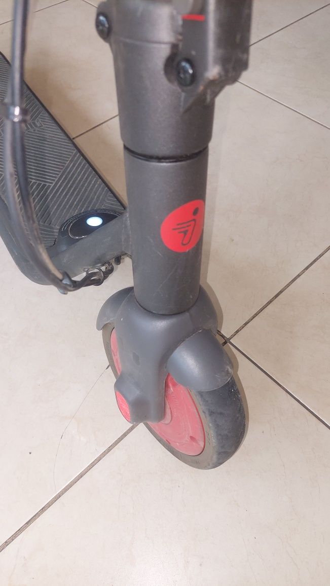 Продавам електрически скутер Ninebot SEGWAY KICK SCOOTER ZING C20