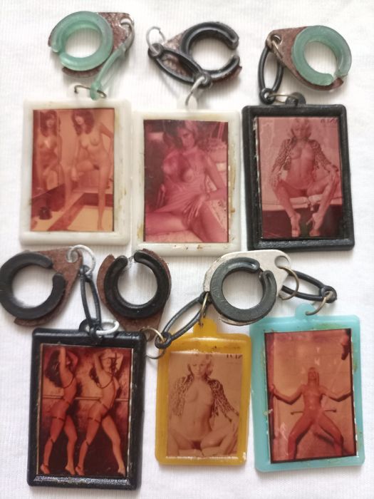 Brelocuri vechi de colecție nu trimit în țară predare personal în cent