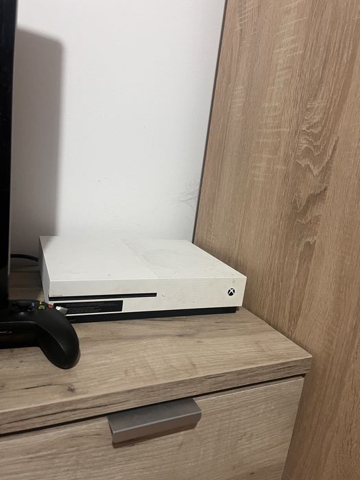 Xbox One S 500GB + Controller Xbox Series X – Stare Impecabilă