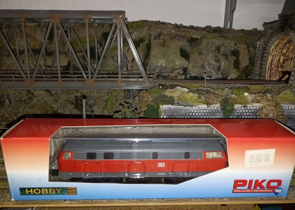 Locomotiva diesel piko BR218 

Lumini in funcție de direcția de mers
T