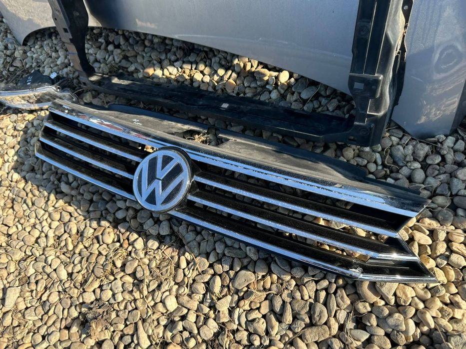 Grila / trager / proiector Volkswagen Passat B8 2015/2016/2017/2018