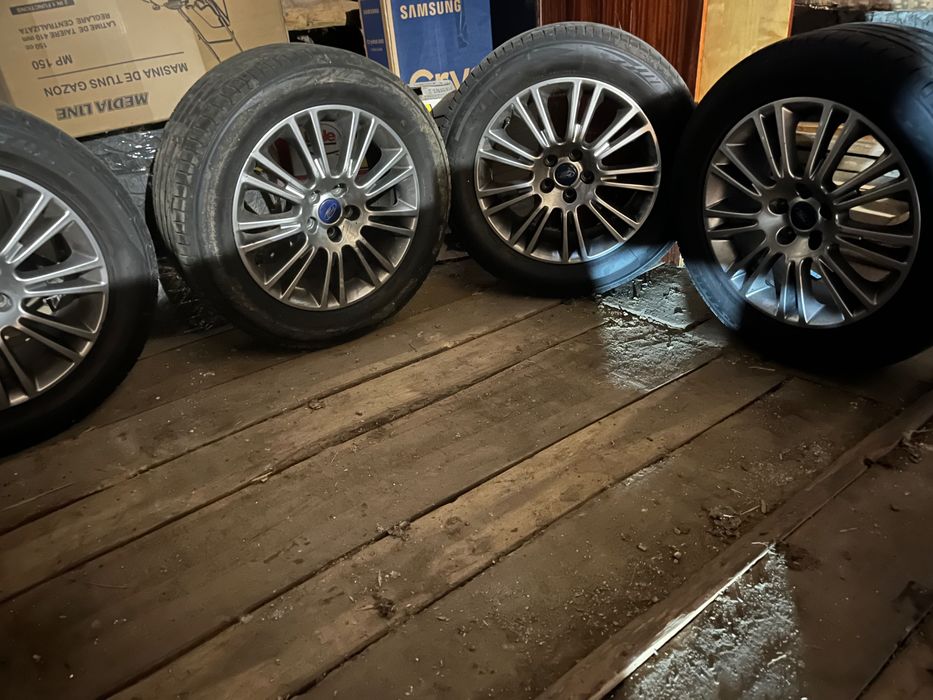 Se vinde 4 genți cu cauciucuri