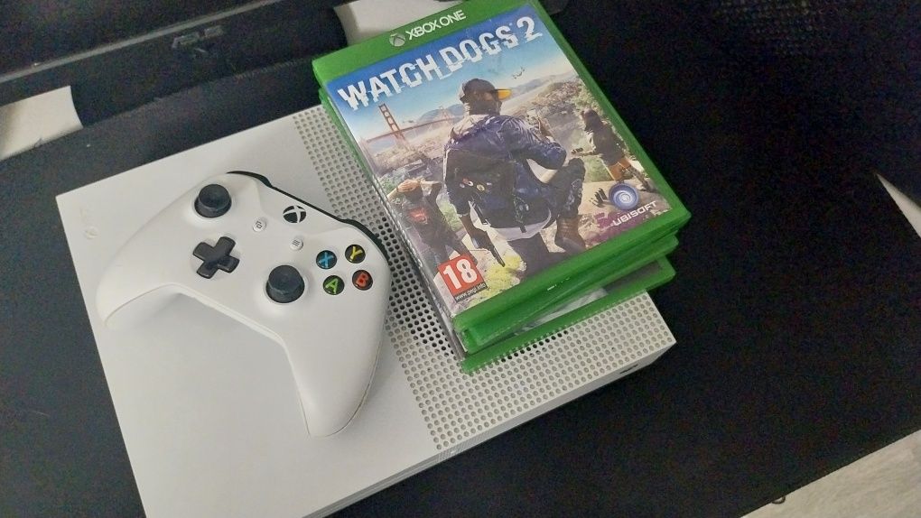 Vând Xbox one s cu maneta și jocuri