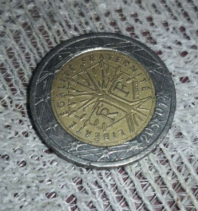 Vând monedă de 2 euro din 2001 preț 2500 lei