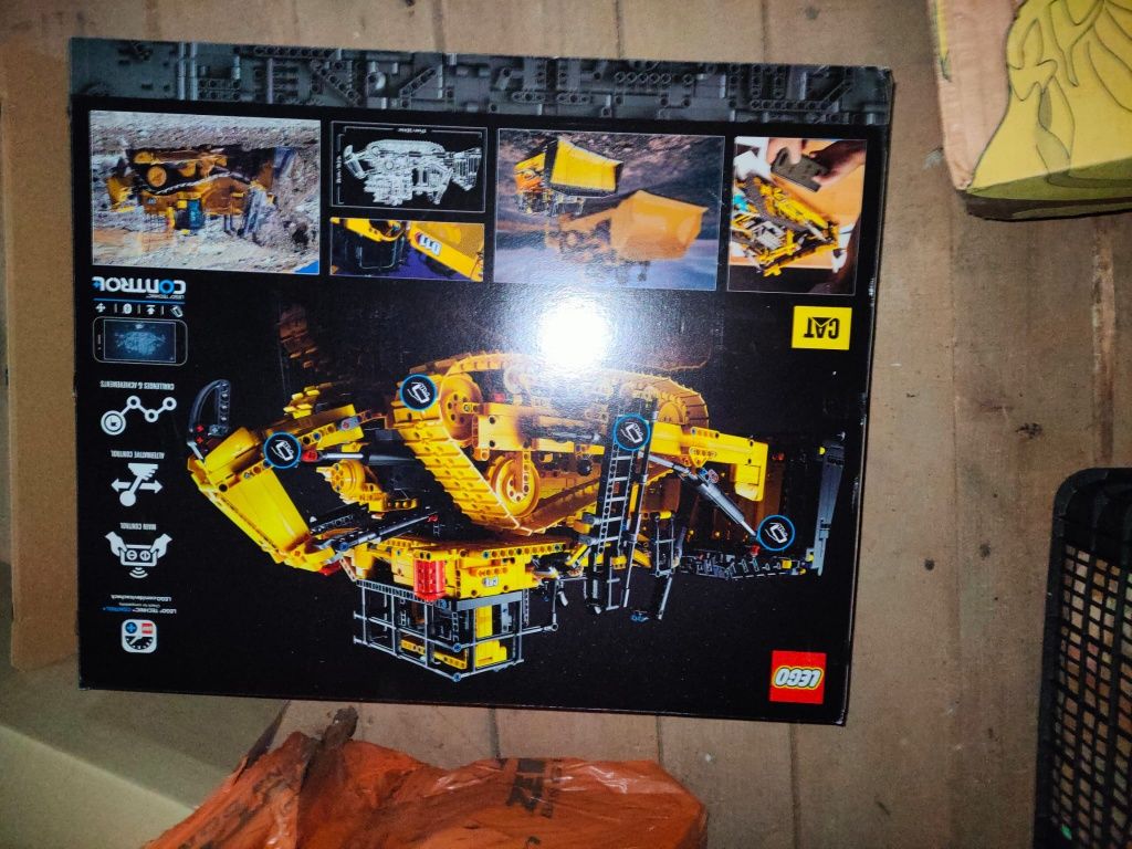 LEGO Technic Buldozer Cat® D11 controlat de aplicatie 42131,3854 piese