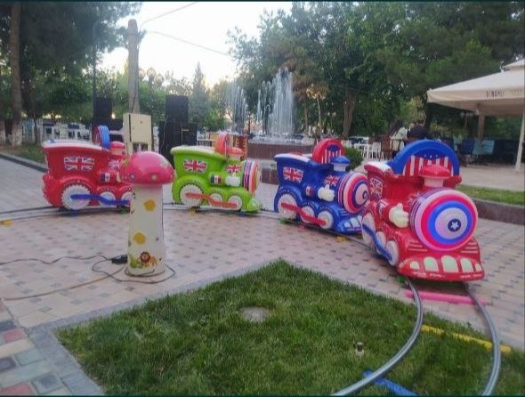 Poyiz. Bolar oyingoxi. Oyincoq ozi yurar poyiz.