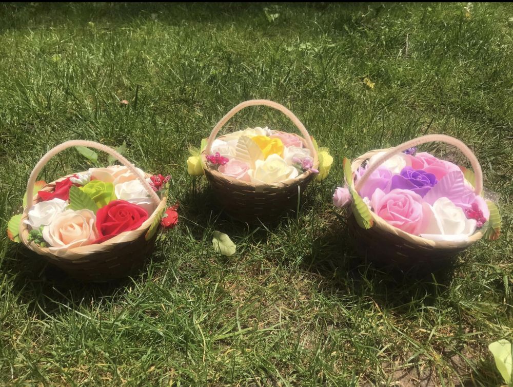 Предлагам  декорирани свещи,сапунени рози и други