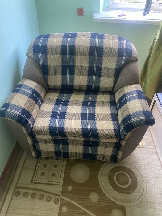 Раскладное кресло,с мощным каркасом,есть небольшое отделение для вещей