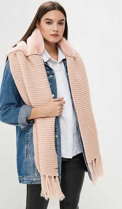 Чисто нов Зимен шал Guess