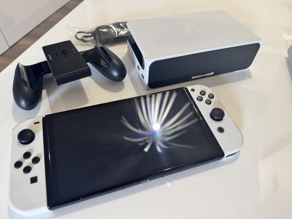 Nintendo Switch OLED - Бял модел