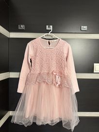 Розова рокля с дантела.