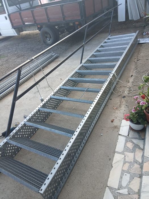 Scara metalica  cu treapta  reglabila