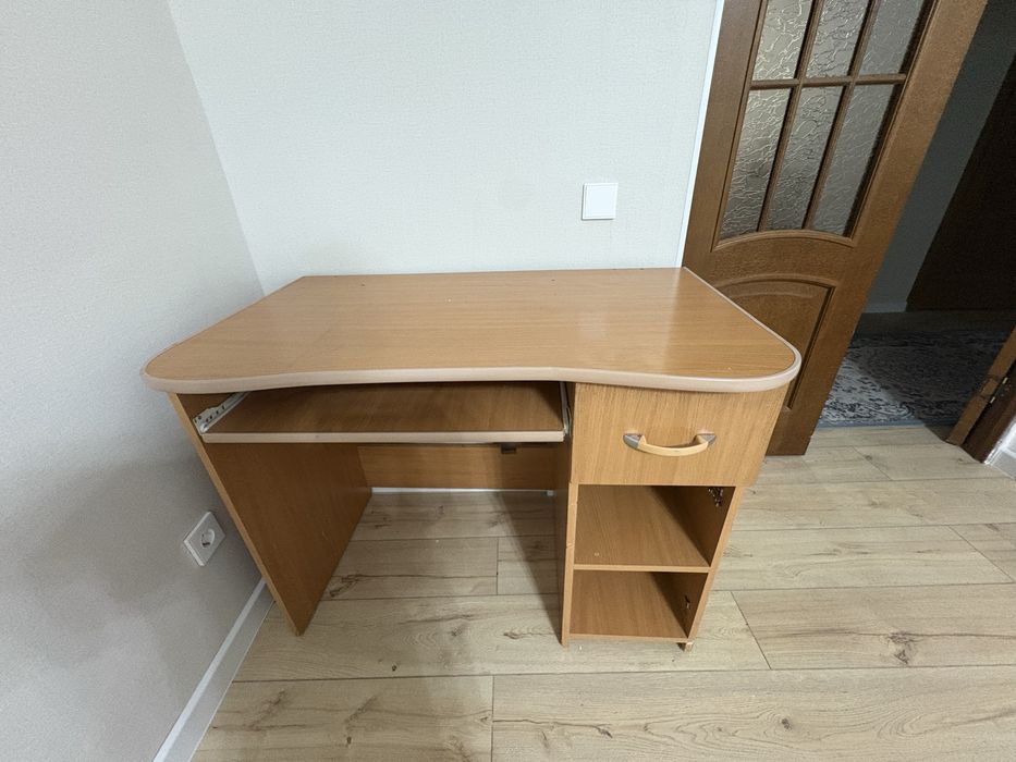 Продам компьютерный стол