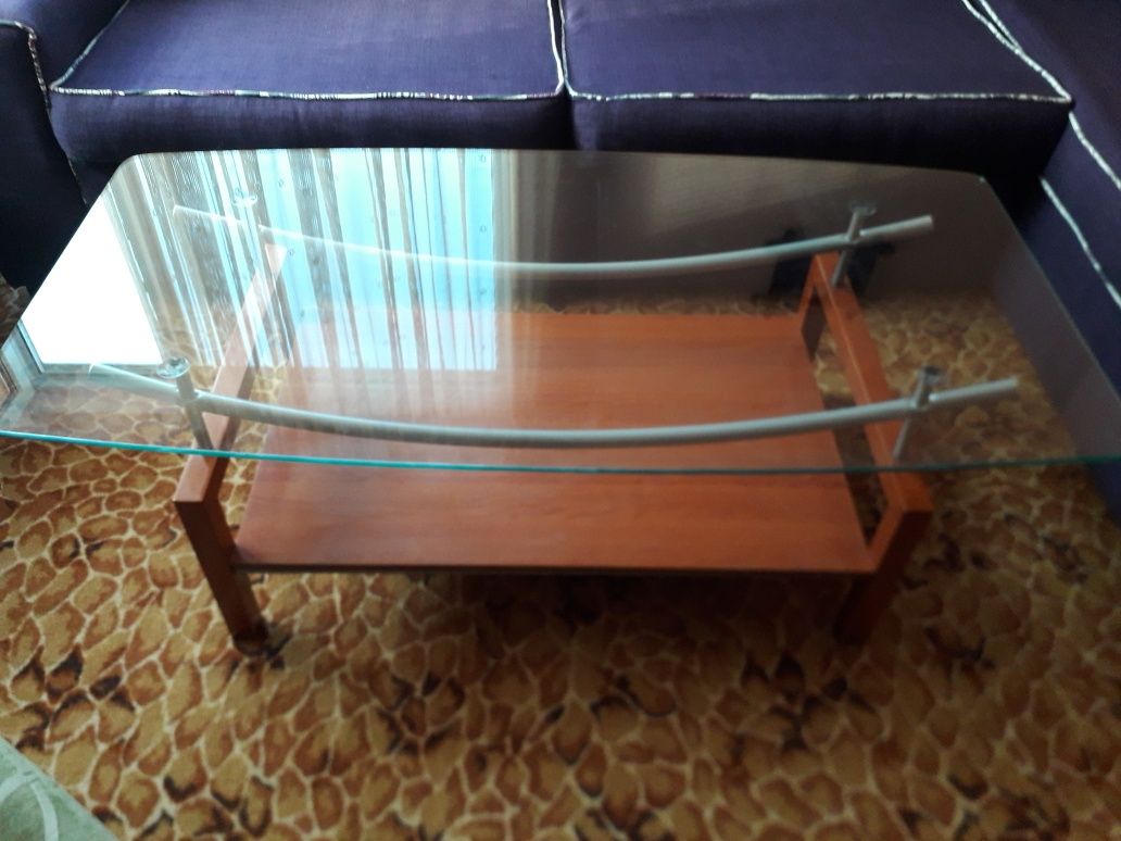 Холна маса със стъкло