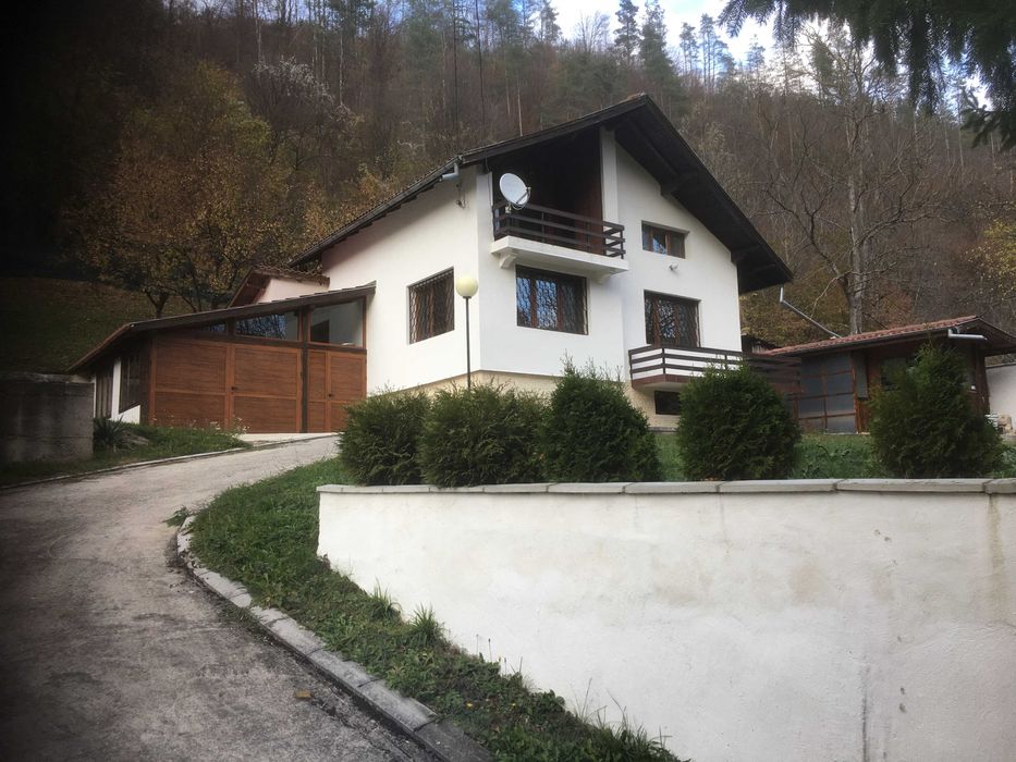 Обзаведена вила с 4 спални, 2 бани, гараж и лятна кухня в Рибрица