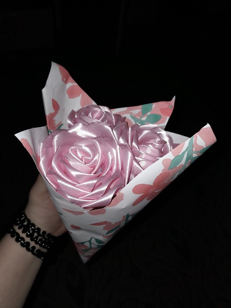 Продам букетик, розовые розы, цена хорошая, сделана из атласной ленты