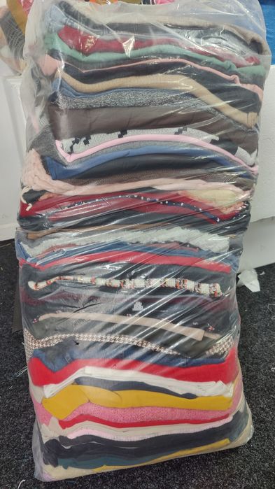 Vând haine second-hand extra, calitate premium.