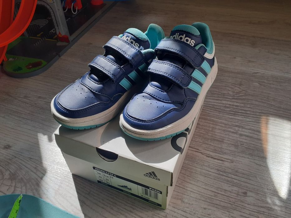 Продавам детски маратонки адидас  adidas номер 30