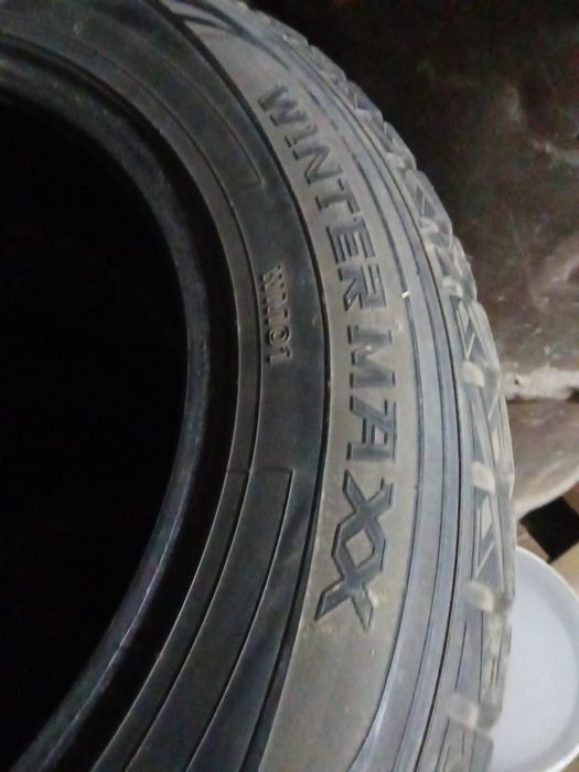 Продается зимние шины DUNLOP 215/60 R16 почти новые