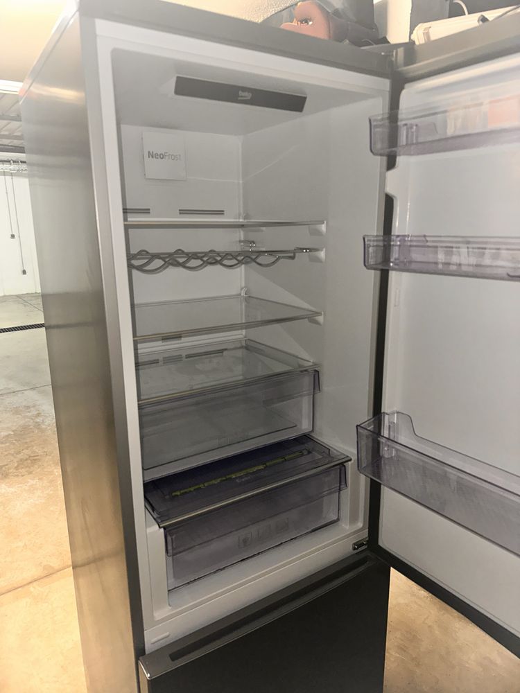 Продавам хладилник с фризер Beko
