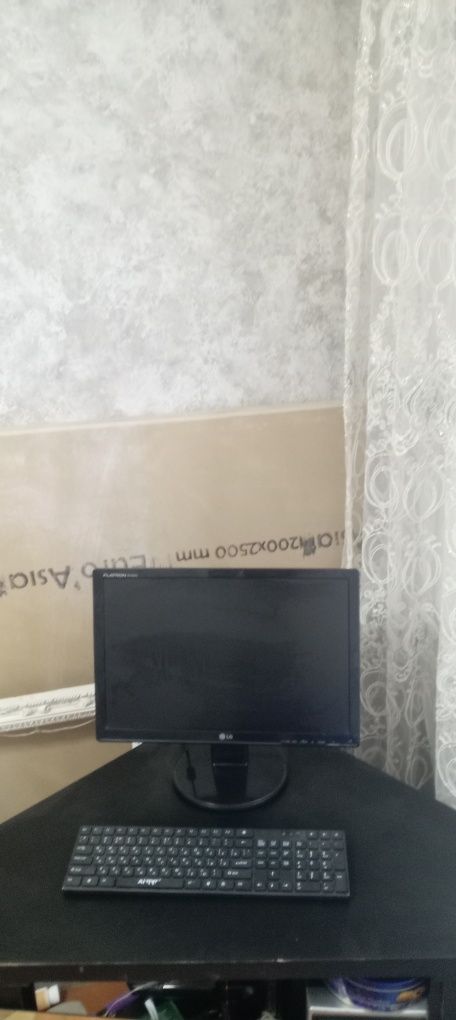 Компьютер LG вместе со столом