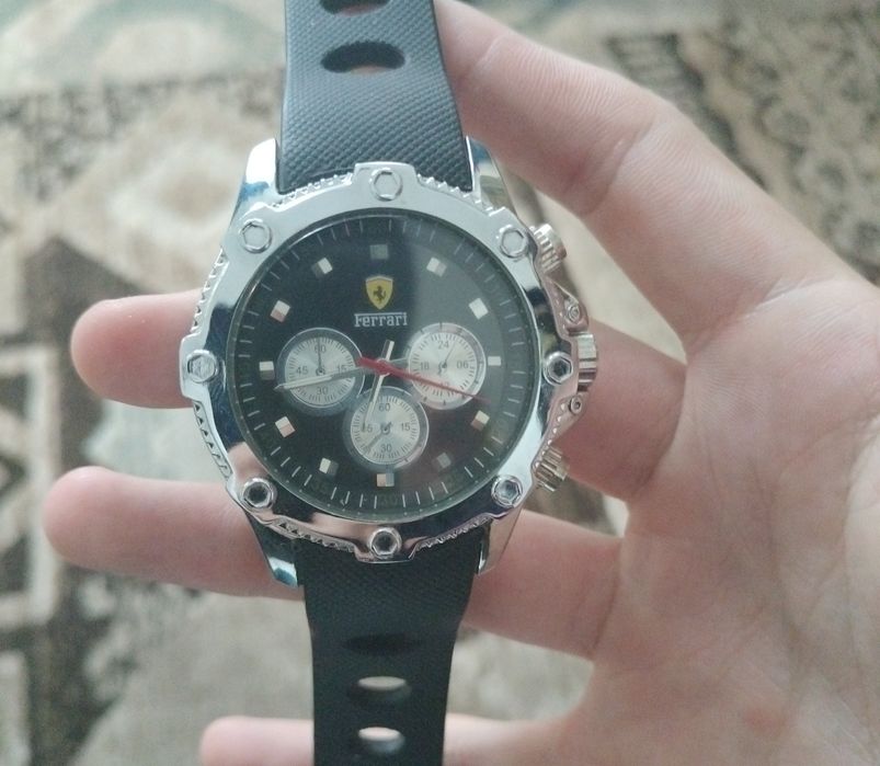 Vând ceas ferrari