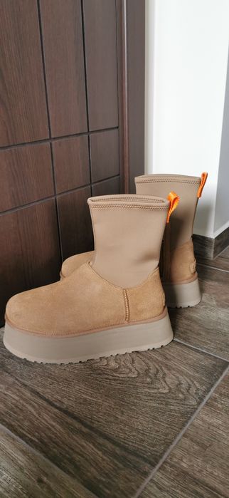 UGG Dipper Boots
Размер 39 uk 6, носени само веднъж идват с кутия.
Цен