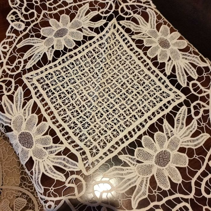 Față de masă croșetată din macrame