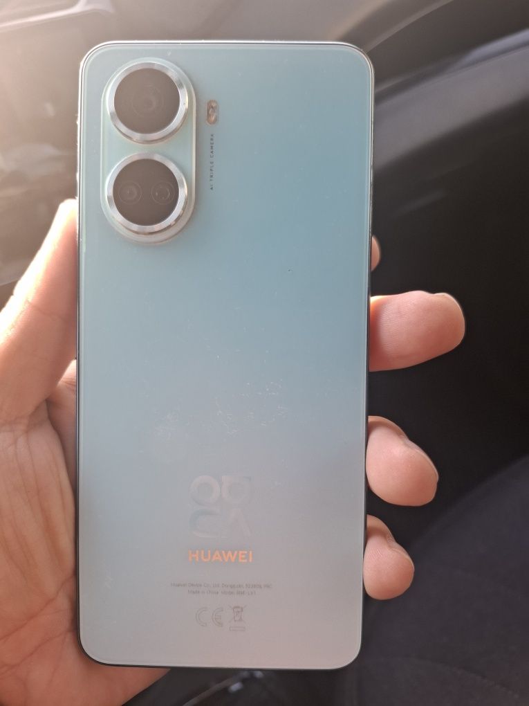 HUAWEI срочно сотилади