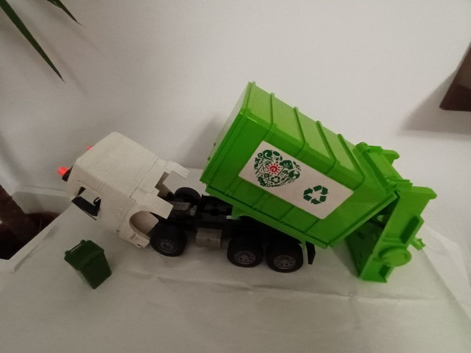 Escavator si masina de salubrizare