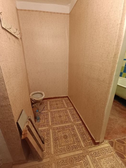 Срочно продаётся 1 ком в чирчике 3 мкн 3 этаж около пост гаи