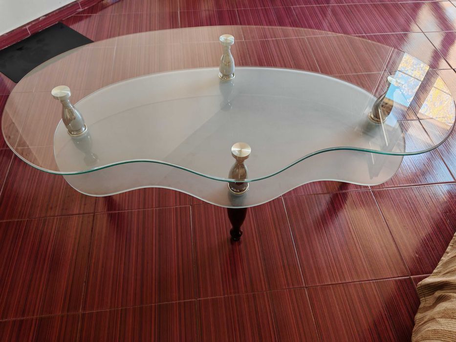 Продавам стъклена маса