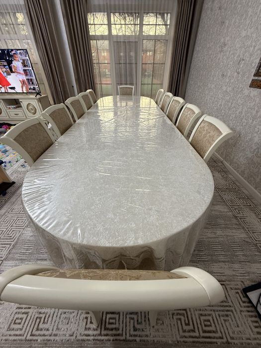 СРОЧНО ПРОДАЮ стол со стульями!