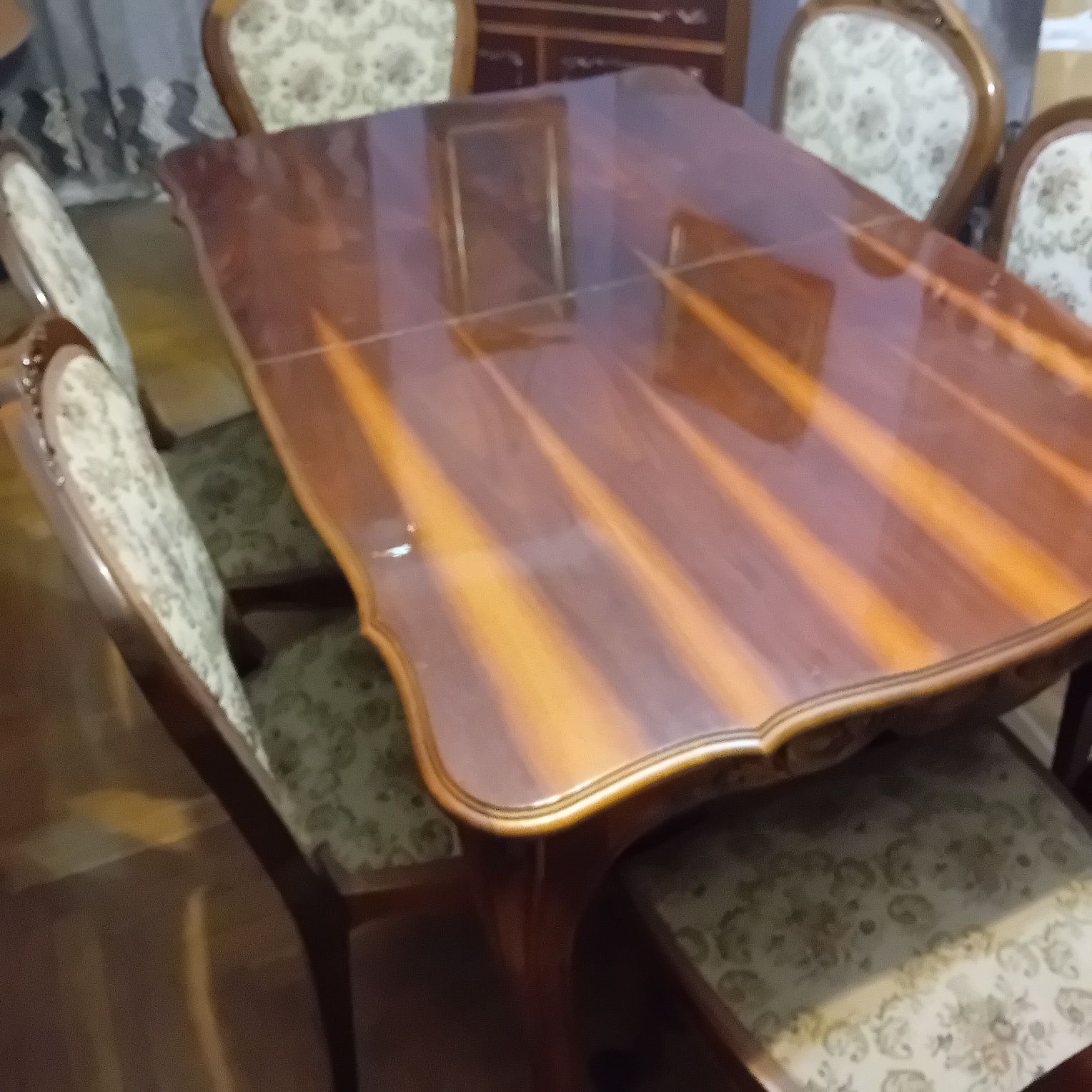 Vînd masă cu 6 scaune din lemn masiv