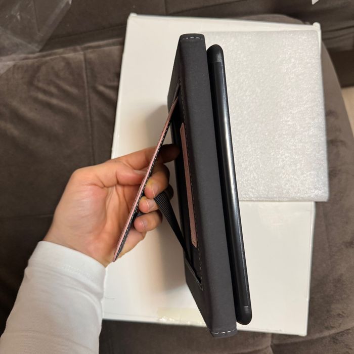 Husă-stand Kindle Paperwhite 11 (6,8”) cu curea de mână