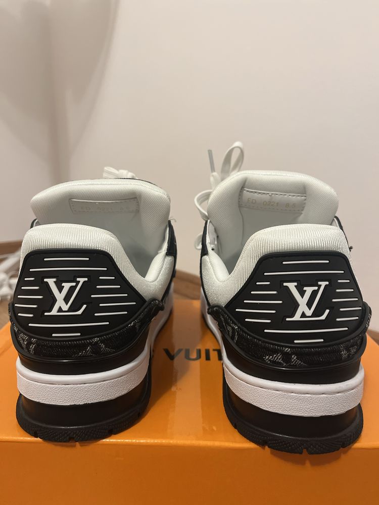 Louis Vuitton Trainer Black and White 42