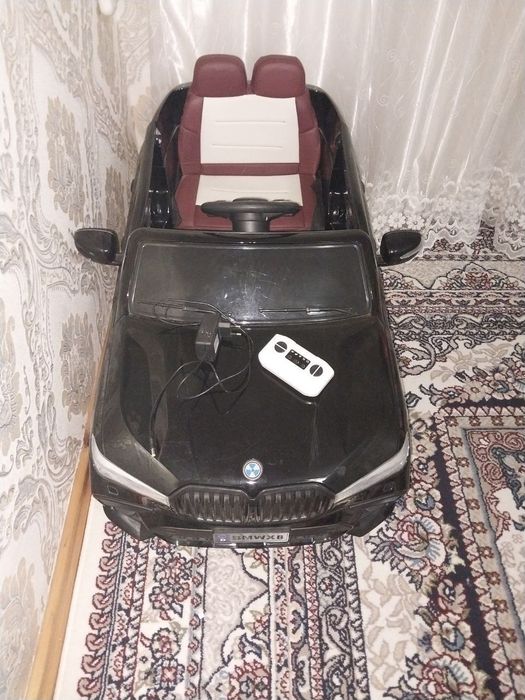 Pulitli moshina kichkina bolalarga mojalangan