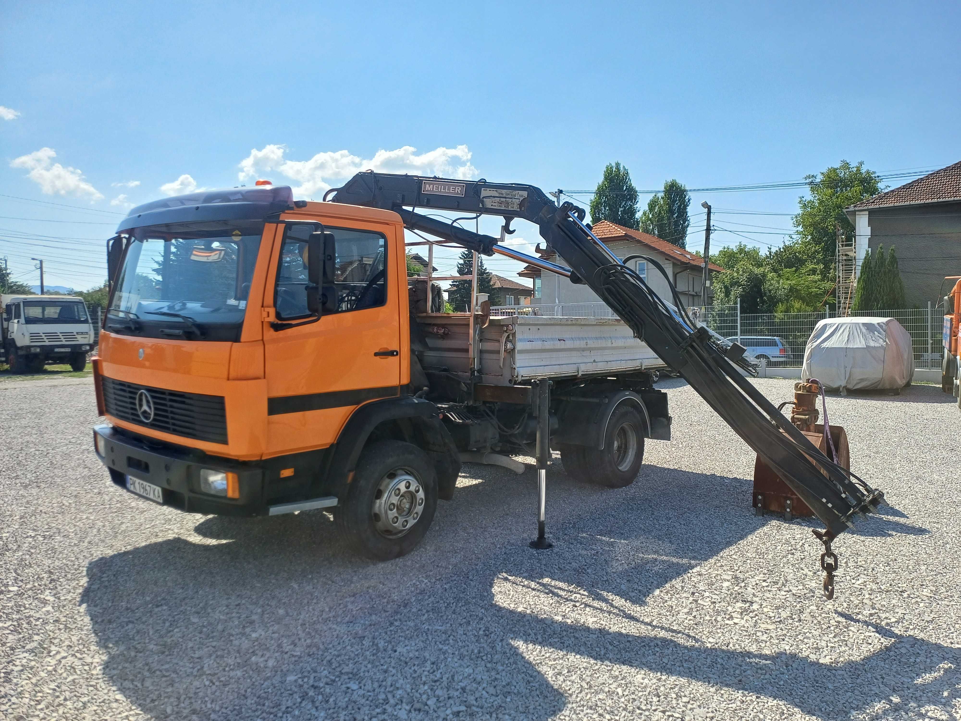 ПРОДАВА СЕ! Мерцедес 1117 тристранен самосвал с кран