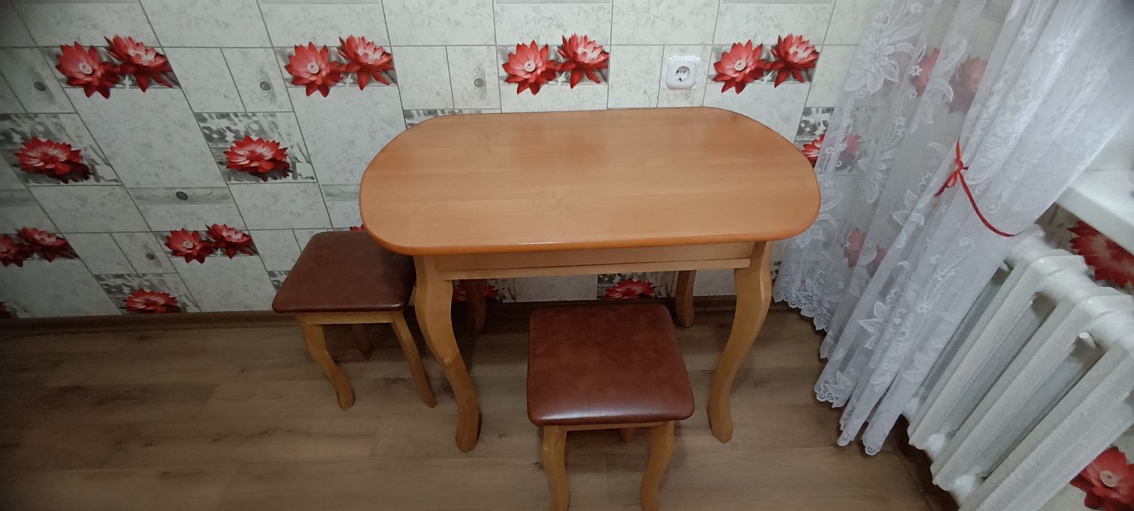 Стол и два табурета для кухни. Из натурального дерева.