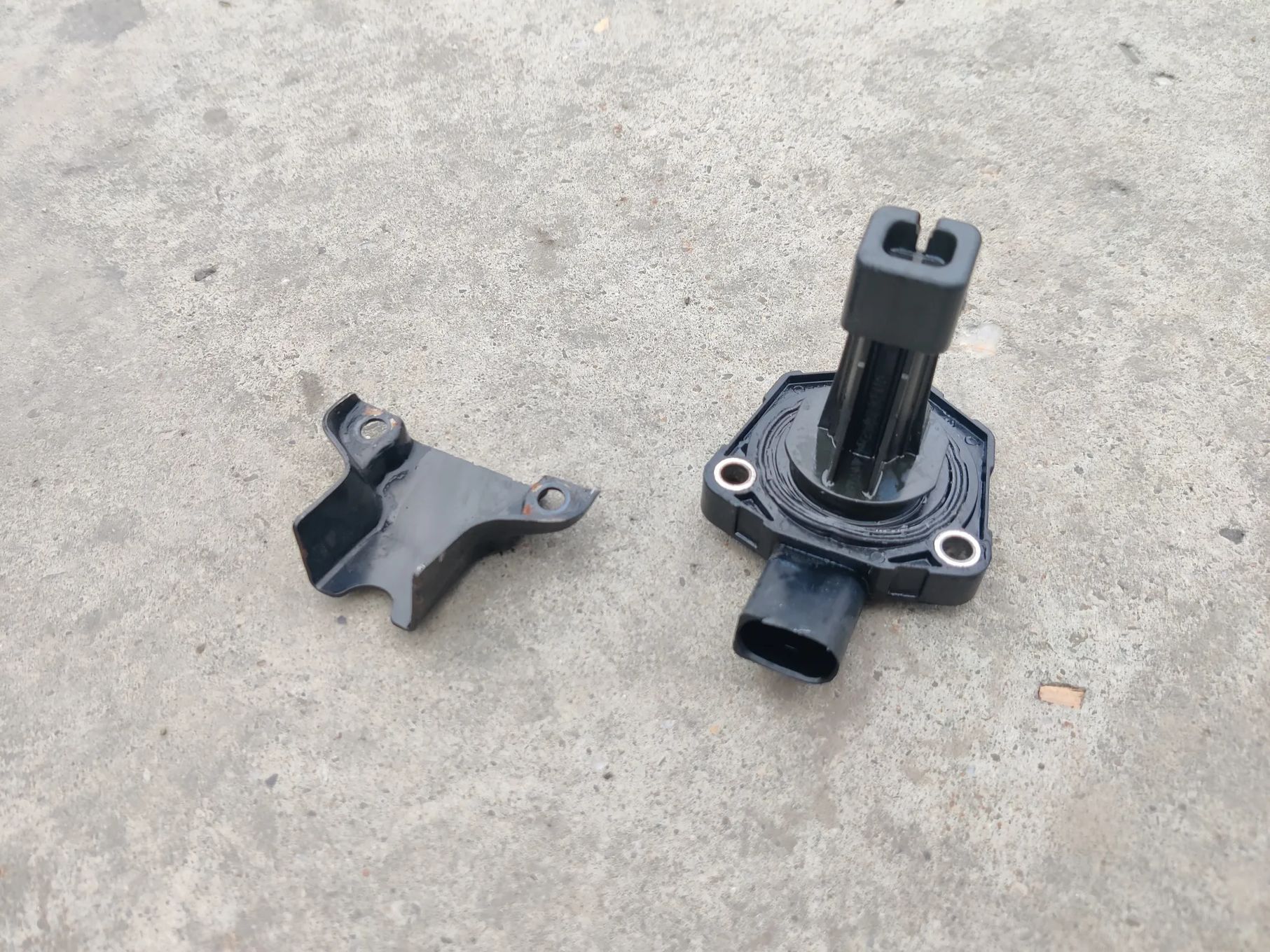 Senzor nivel baie ulei motor 2.0 TDi Seat Exeo Audi A4 B6 B7 A6 Passat Golf Octavia 03C907660G