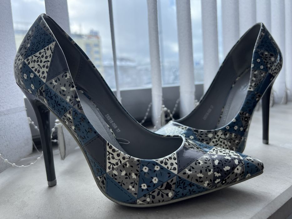 Остри обувки на ток