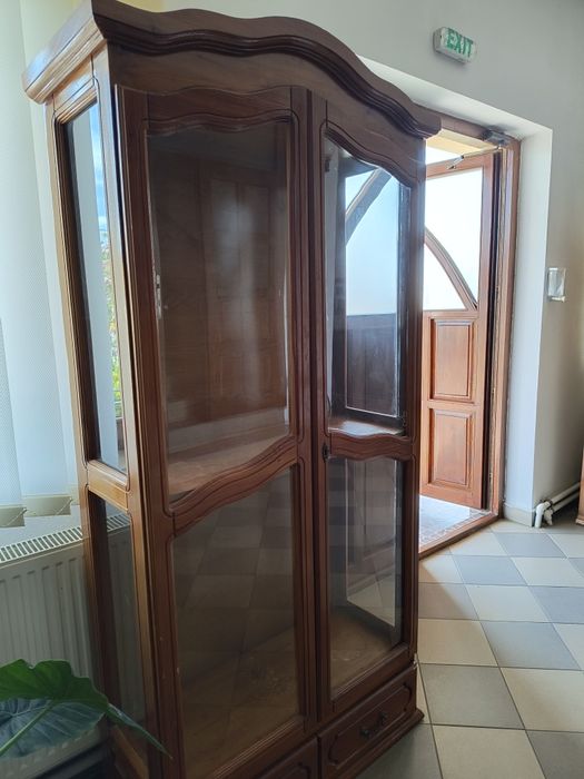 Vitrina din lemn de cirese. 2 bucāti