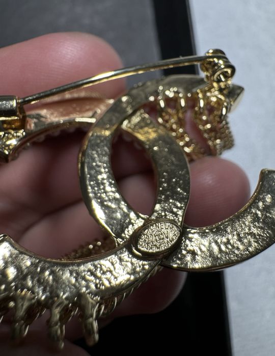 Brosa Chanel cu perle si pietre