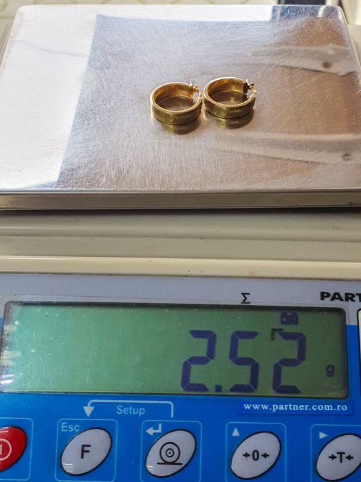 Cercei rotunzi cu textură din aur de 18K gramaj 2,52 g