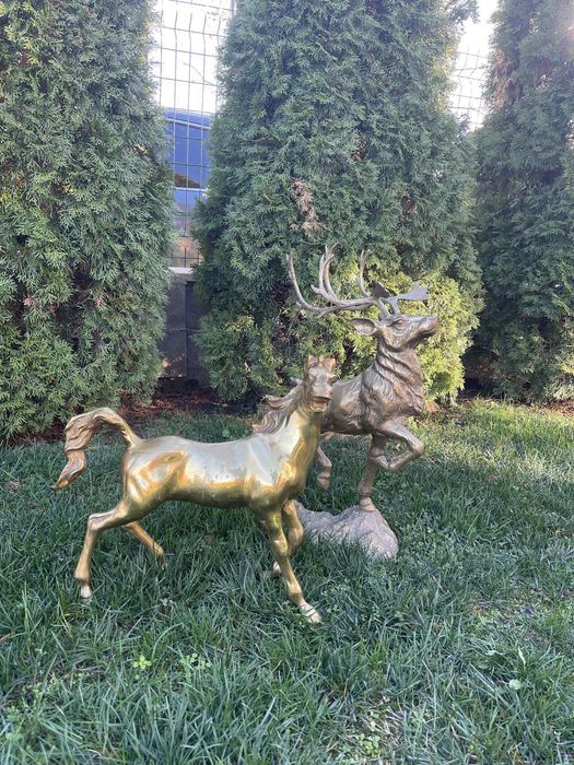 Бронзови елен  и кон