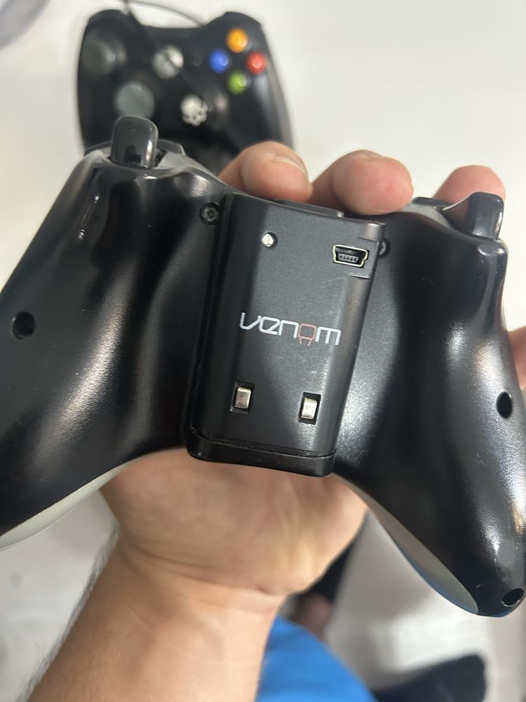 Xbox 360 E Model два дойстика и зарядна станция