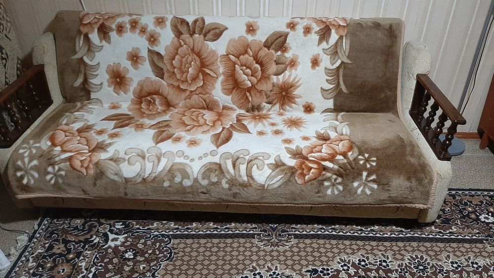 Продается диван книжка с двумя креслами,состояние идеальное