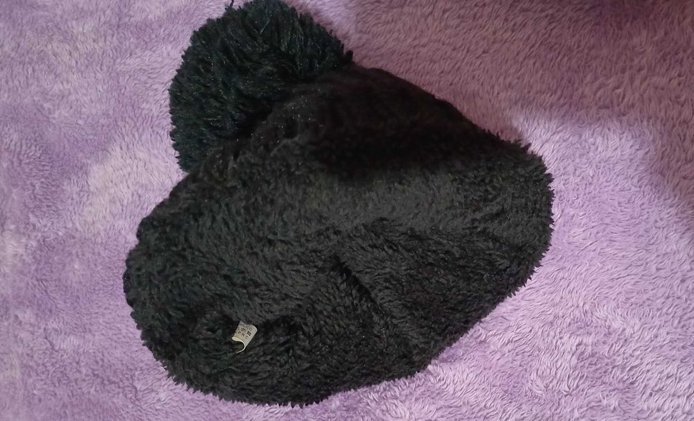 Нова черна шапка